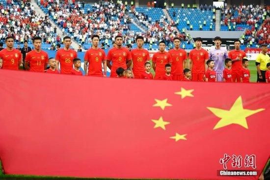 苏知鱼迈步下车，对叶辰说：这位先生，你是中国人，得饶人处且饶人这个道理，你不会不懂吧？叶辰没想到，还有人敢给这个高桥英吉出头。